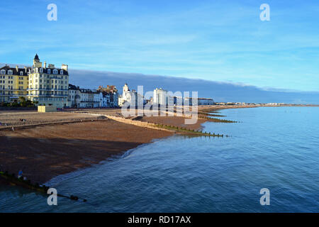 Vue de front de mer d'Eastbourne en fin d'après-midi soleil, East Sussex, UK Banque D'Images