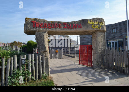 Entrée du Treasure Island Adventure Golf à Eastbourne, East Sussex, UK Banque D'Images