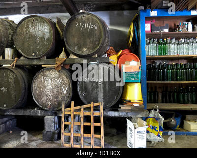 Les bouteilles de cidre de barils et de jus de pomme à la ferme, Aveton Gifford, South Hams, Devon. UK Banque D'Images