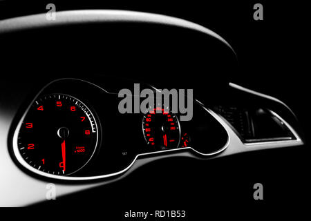 Gros plan de l'indicateur de vitesse dans une voiture. Location de planche de bord. Détails de planche de bord lampes avec indication.Location de tableau de bord. Tableau de bord avec compteur de vitesse, compte-tours Banque D'Images