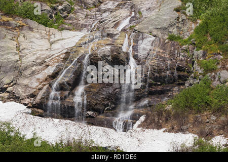 L'eau de fusion de la déverse dans la vallée de Jostedalsbreen le Nigardsbreen Banque D'Images