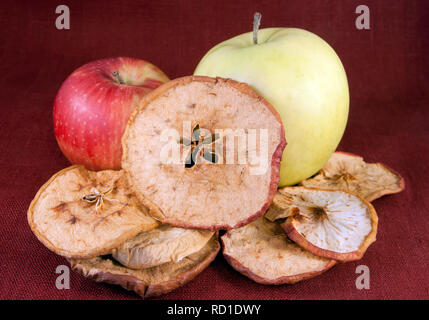 Morceaux de pomme séchée et deux pommes vertes et rouges frais Banque D'Images