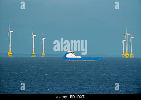 Aberdeen Bay wind farm opérationnel à partir de mai 2018 les flancs d'un navire d'approvisionnement d'huile NAO Prospérer à l'ancre. Banque D'Images