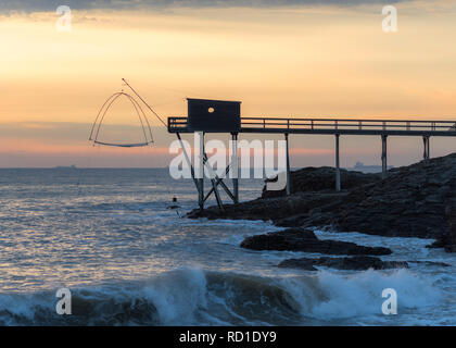 Pier et cabanes pour la pêche dans l'océan Atlantique près de Nantes en France. Banque D'Images