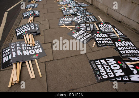 Certains des Anti-Austerity/Anti-Government bannières et affiches vu à la Grande-Bretagne est casse- Élection générale démonstration maintenant dans le centre de Londres, UK Banque D'Images