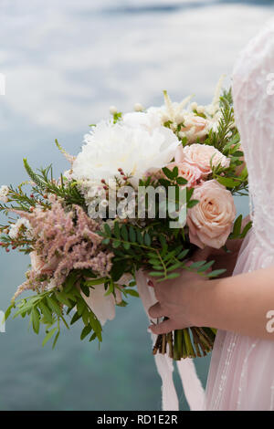 Bouquet de mariage avec pivoine blanche et de roses Banque D'Images