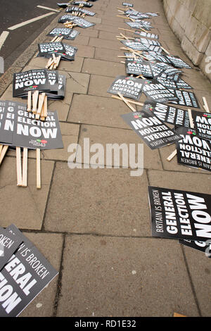 Certains des Anti-Austerity/Anti-Government bannières et affiches vu à la Grande-Bretagne est casse- Élection générale démonstration maintenant dans le centre de Londres, UK Banque D'Images