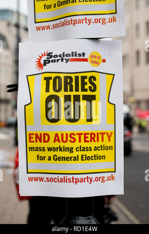 Certains des Anti-Austerity/Anti-Government bannières et affiches vu à la Grande-Bretagne est casse- Élection générale démonstration maintenant dans le centre de Londres, UK Banque D'Images