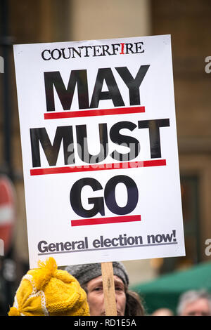 Certains des Anti-Austerity/Anti-Government bannières et affiches vu à la Grande-Bretagne est casse- Élection générale démonstration maintenant dans le centre de Londres, UK Banque D'Images