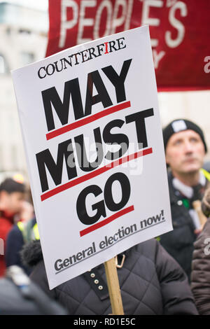 Certains des Anti-Austerity/Anti-Government bannières et affiches vu à la Grande-Bretagne est casse- Élection générale démonstration maintenant dans le centre de Londres, UK Banque D'Images