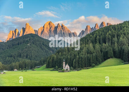 Superbe paysage ensoleillé de cols alpins. St Johann, Église Santa Maddalena, Val Di Funes, Dolomites, Italie. Amazing nature Background
