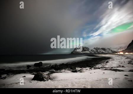 Northern Lights et une dépression polaire s'approchent du littoral, Utakleiv, Lofoten, Nordland, Norvège Banque D'Images