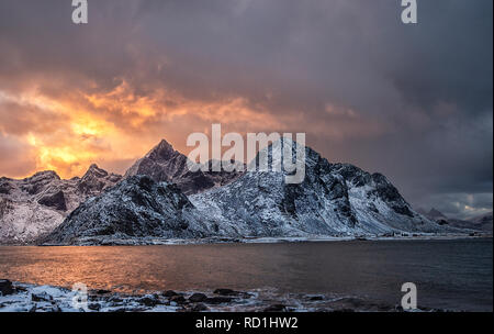 Stortinden Flakstadtind Mt et Mt, Flakstad, Lofoten, Nordland, Norvège Banque D'Images