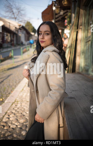 Femme debout dans la rue, la Bosnie-et-Herzégovine Banque D'Images