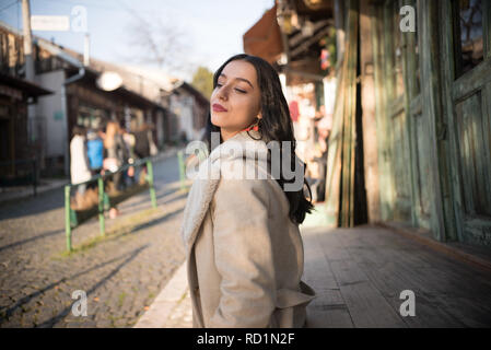 Femme debout dans la rue, la Bosnie-et-Herzégovine Banque D'Images