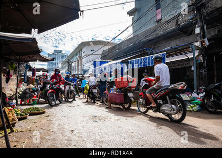 NHA TRANG, Viêt Nam - le 12 septembre matin typique : embouteillage à la Cho marché Dam à Nha Trang le 12 septembre 2018 à Nha Trang, Vietnam. Banque D'Images