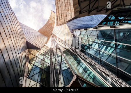 BILBAO, ESPAGNE - 20 AOÛT 2011 : vue détaillée de l'architecture vers le haut du musée Guggenheim à Bailbao, Espagne Banque D'Images
