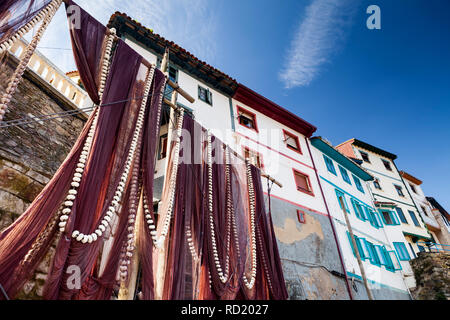 Les filets de pêche et maisons en Cudillero, Asturias, Espagne Banque D'Images