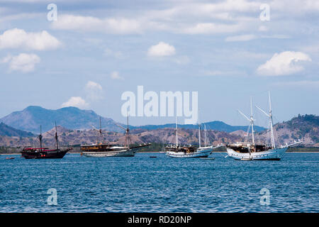 Bateaux ancrés en mer, Labuan Bajo, Flores, de Nusa Tenggara, en Indonésie Banque D'Images