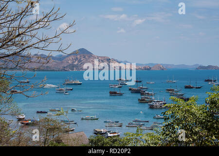 Bateaux ancrés en mer, Labuan Bajo, Flores, de Nusa Tenggara, en Indonésie Banque D'Images