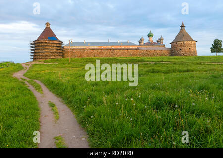 Forteresse du nord et la douve Solovetsky Spaso-preobrajensky monastère. Îles Solovetsky, région d'Arkhangelsk, mer Blanche, Russie Banque D'Images