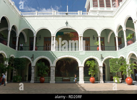 Le Mexique, Merida - Jan 15 2007 : le Palais du Gouverneur courtyard murs sont décorés de fresques historiques par Castro Pacheco Banque D'Images