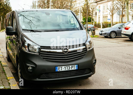STRASBOURG, FRANCE - circa 2018 : nouvelle Opel Vivaro BiTurbo fourgonnette passagers voiture garée sur une rue Française Banque D'Images