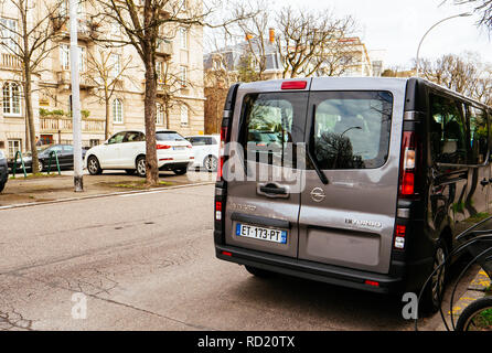 STRASBOURG, FRANCE - circa 2018 : nouvelle Opel Vivaro BiTurbo fourgonnette passagers voiture garée sur une rue Française Banque D'Images