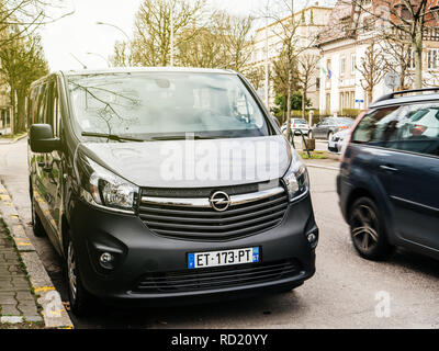 STRASBOURG, FRANCE - circa 2018 : nouvelle Opel Vivaro BiTurbo fourgonnette passagers voiture garée sur une rue Française Banque D'Images