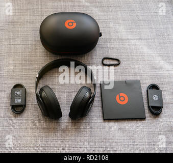 PARIS, FRANCE - MAR 31, 2018 : Vue de dessus de nouveau Beats Studio 3 écouteurs sans fil professionnelle faite par Beats by Dr Dre Apple avec tous les accesoires - processus d'extraction Banque D'Images