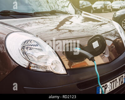 STRASBOURG, FRANCE - circa 2018 : Détail de branché en mini-fourgonnette Renault sur la voiture électrique voiture électrique de la rue station de recharge recharge lentement sur la rue en France du soleil flare Banque D'Images