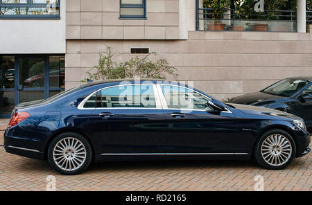 PARIS, FRANCE - Apr 8, 2018 : blue luxe Mercedes-Maybach s600 limousine garée dans une rue parisienne près de bâtiment résidentiel du soleil flare Banque D'Images
