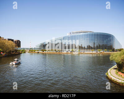 STRASBOURG, FRANCE - Apr 17, 2018 : Vue de dessus de la Gendarmerie Nationale bateau près de façade du Parlement européen au cours d'Emmanuel Macron, visite dans le but de renforcer son soutien à des projets ambitieux de réformes post-Brexit d'EU Banque D'Images