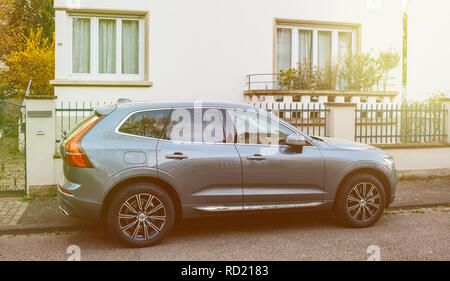 PARIS, FRANCE APR 8, 2018 : Volvo XC60 SUV de luxe en stationnement sur une rue calme. Volvo. Nouvelle XC60 est la voiture de l'année Banque D'Images