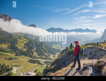 Randonnée randonneur actif, profiter de la vue, en regardant le paysage des Dolomites. Billet sport lifestyle concept Banque D'Images