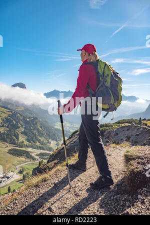Randonnée randonneur actif, profiter de la vue, en regardant le paysage des Dolomites. Billet sport lifestyle concept Banque D'Images