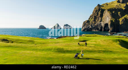 Les gens à jouer au golf. Golf de Vestmannaeyjar, Heimaey, Îles Westman, Islande Banque D'Images