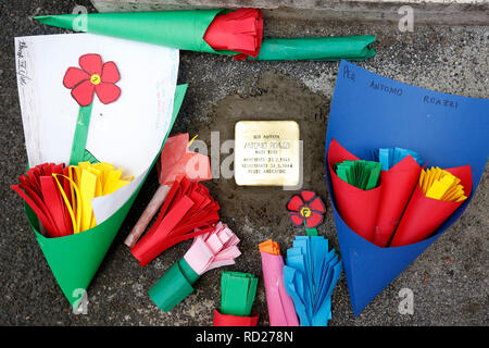 Rome le 16 janvier 2019. Mise en place d'un obstacle à la mémoire d'Antonio Roazzi, victime de l'nazifascism pendant l'occupation de Rome. Roazzi était Banque D'Images