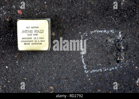 Rome le 16 janvier 2019. Mise en place d'un obstacle à la mémoire d'Antonio Roazzi, victime de l'nazifascism pendant l'occupation de Rome. Roazzi était Banque D'Images