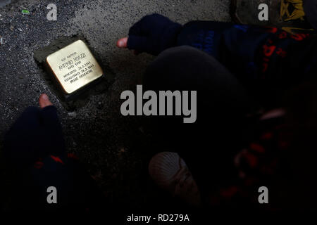 Rome le 16 janvier 2019. Mise en place d'un obstacle à la mémoire d'Antonio Roazzi, victime de l'nazifascism pendant l'occupation de Rome. Roazzi était Banque D'Images