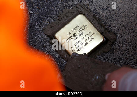 Rome le 16 janvier 2019. Mise en place d'un obstacle à la mémoire d'Antonio Roazzi, victime de l'nazifascism pendant l'occupation de Rome. Roazzi était Banque D'Images