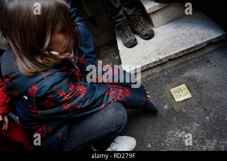 Rome le 16 janvier 2019. Mise en place d'un obstacle à la mémoire d'Antonio Roazzi, victime de l'nazifascism pendant l'occupation de Rome. Roazzi était Banque D'Images