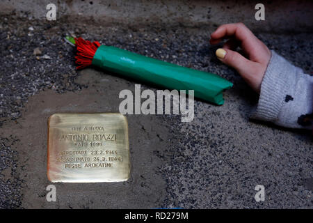 Rome le 16 janvier 2019. Mise en place d'un obstacle à la mémoire d'Antonio Roazzi, victime de l'nazifascism pendant l'occupation de Rome. Roazzi était Banque D'Images