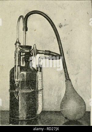 . La chimie des produits laitiers ; un manuel pratique pour les chimistes et d'autres d'avoir le contrôle de laiteries. Les produits laitiers. REICHERT-WOLLNY PROCESSUS. 243 phénols-phthalein à cet effet est rapidement devenu évident pour beaucoup. N Pour le nombre de centimètres cubes d'alcali - utilisé un dixième est ajoutée. 10 - Reichert Wollny Processus. - Wollny, dans une mémoire désormais classique, étudié les erreurs de l'Reichert-Meissl ; ces processus sont :- (1) Erreur due à l'absorption de l'acide carbonique au cours de la saponification (peut s'élever à  + 10  %.). (2) Erreur due à la formation d'esters au cours de la saponification (peut atteindre - 8 p Banque D'Images