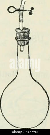 . Physique et chimie élémentaire : première étape. La science. Fig. 49.-Lorsque l'air est aspiré hors de la bouteille, la bouteille pèse moins qu'avant.. Veuillez noter que ces images sont extraites de la page numérisée des images qui peuvent avoir été retouchées numériquement pour plus de lisibilité - coloration et l'aspect de ces illustrations ne peut pas parfaitement ressembler à l'œuvre originale.. Gregory, R. A ; Simmons, Londres : MacMillan A. T. Banque D'Images