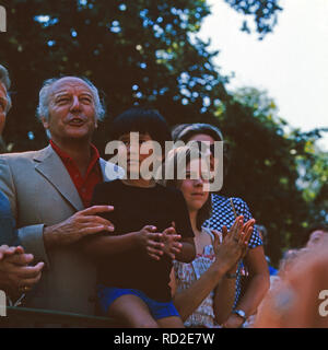 Guinée der Bundespräsident Walter Scheel mit den Kindern Simon Martin und Andrea Gwendoline und einem Besuch bei Mildred Ehefrau im Zoo de Berlin, Deutschland 1980. L'ancien président fédéral allemand Walter Scheel visiter le zoo de Berlin avec ses enfants Simon Martin et Andrea Gwendoline et son épouse Mildred, Allemagne 1980. Banque D'Images