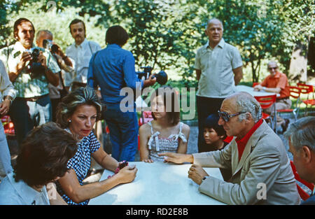 Guinée der Bundespräsident Walter Scheel und den Kindern und Mildred Ehefrau Simon Martin und Andrea Gwendoline bei einem Besuch im Zoo de Berlin, Deutschland 1980. L'ancien président fédéral allemand Walter Scheel visiter le zoo de Berlin avec son épouse Mildred et les enfants Andrea Gwendoline et Simon Martin, Allemagne 1980. Banque D'Images