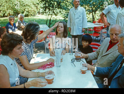 Guinée der Bundespräsident Walter Scheel und den Kindern und Mildred Ehefrau Simon Martin und Andrea Gwendoline bei einem Besuch im Zoo de Berlin, Deutschland 1980. L'ancien président fédéral allemand Walter Scheel visiter le zoo de Berlin avec son épouse Mildred et les enfants Andrea Gwendoline et Simon Martin, Allemagne 1980. Banque D'Images