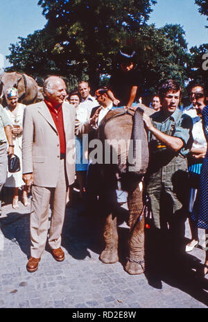 Guinée der Bundespräsident Walter Scheel und Familie bei einem Besuch im Zoo de Berlin, Deutschland 1980. L'ancien président fédéral allemand Walter Scheel visiter le zoo de Berlin avec sa famille, de l'Allemagne 1980. Banque D'Images