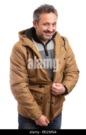 Male personne zipping brun chaud manteau d'hiver que la préparation pour sortir par temps froid isolated on white Banque D'Images